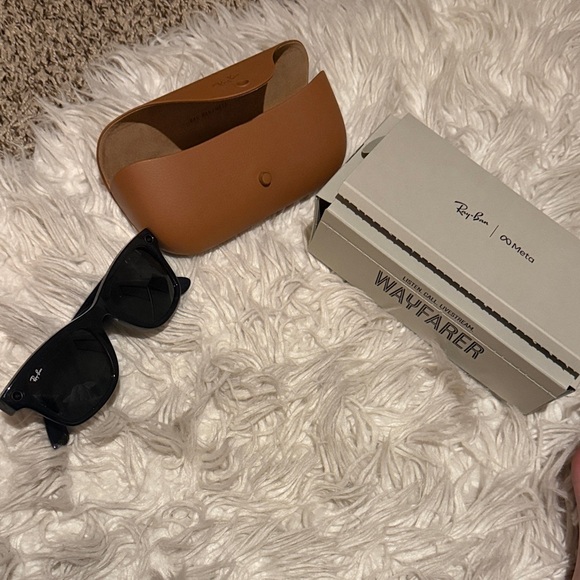 Ray-Ban Other - Ray-Ban Black meta Wayfarer with Tan charging Case